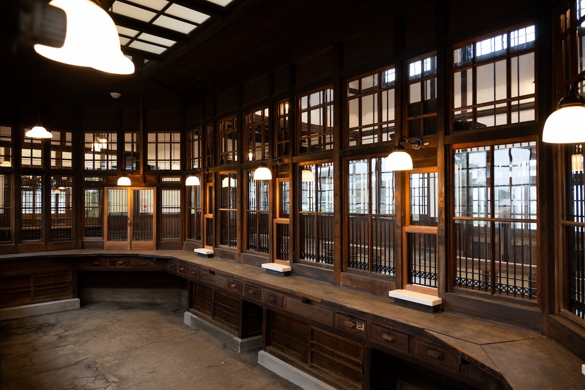 出札室（でふだしつ）