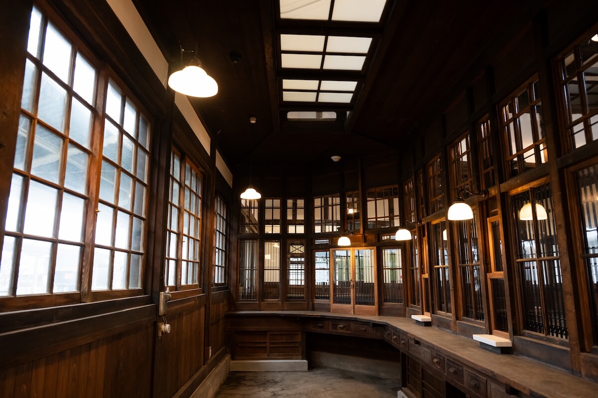 出札室（でふだしつ）