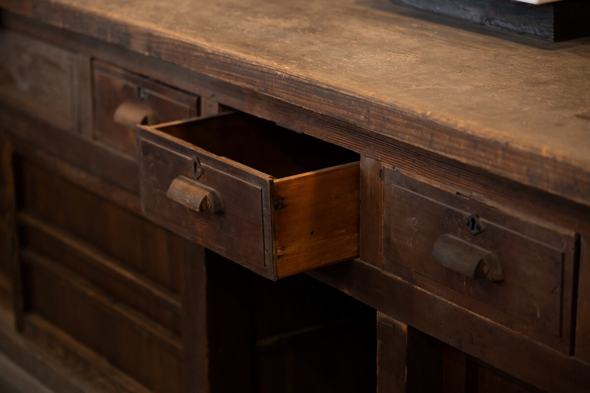 出札室（でふだしつ）